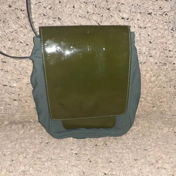 Vintage  TRUSSARDI-Green Patent Signature Leather/Nylon-Cross/Shoulder-Excellent - Picture 2 of 8
